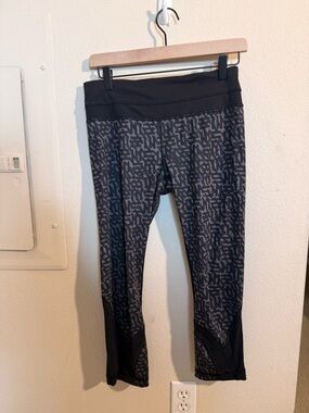 Lululemon Leggings Size 6 Black Gray Abstract Print Crop 7/8 Mesh Zip Pocket